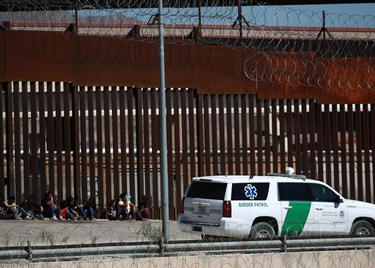 MEX4585. CIUDAD JUÁREZ (MÉXICO), 06/09/2023.- Migrantes permanecen en la calle el 5 de septiembre de 2023, en Ciudad Juárez (México). La frontera de México con Estados Unidos vive una nueva oleada migratoria con más de 1.000 migrantes en Ciudad Juárez que viven en la calle, lo que los hace vulnerables al secuestro y otros delitos del crimen organizado, según alertan autoridades y activistas. EFE/ Luis Torres