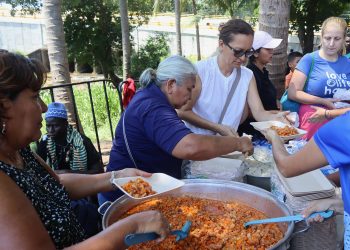 Organizaciones entregan comida, ropa, insumos y arte a migrantes en frontera sur de México