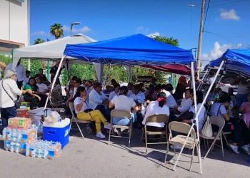 Maestros cierran aulas y calles en varios municipios de Tamaulipas