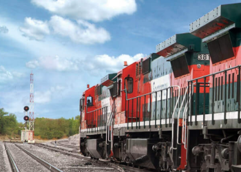 Tren de carga cruza el estado de Zacatecas con migrantes abordo