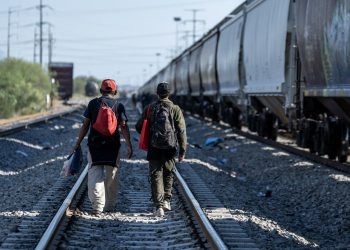 Canacintra lanza alerta por cruce de migrantes
