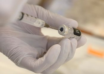 Toda la población debería recibir vacunas contra COVID actualizadas, el nivel de protección de inmunológicos de la cepa original es nulo: Doctora