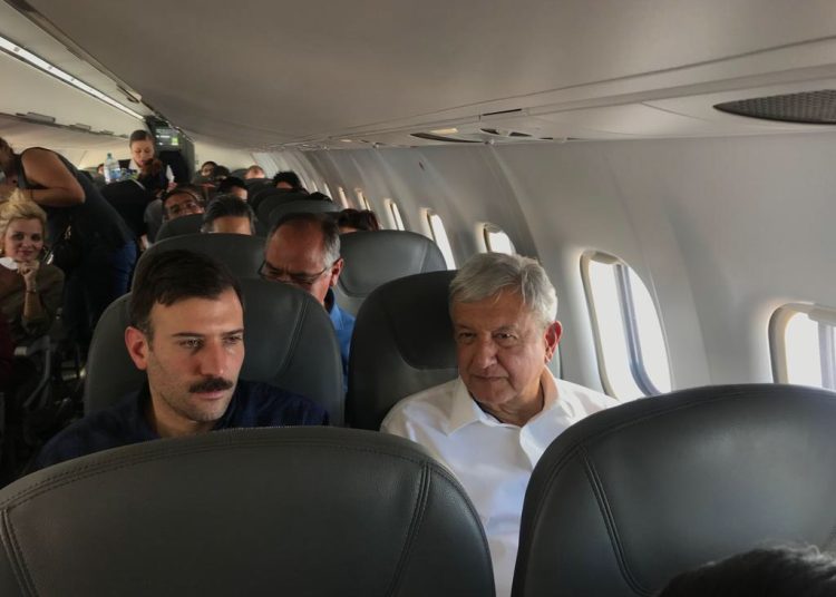 CIUDAD DE MÉXICO, 02DICIEMBRE2018.- El presidente Andrés Manuel López Obrador realizó su primer viaje en vuelo comercial como primer mandatario. 
FOTO: CUARTOSCURO.COM