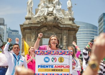 Xóchitl Gálvez recibe constancia como coordinadora del Frente Amplio por México