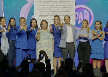 Xóchitl Gálvez firma 10 compromisos con mujeres del PAN
