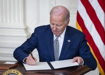 Biden firma una orden ejecutiva para controlar el desarrollo de la inteligencia artificial