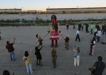 Entérate, migrante de casi 4 metros visita Ciudad Juárez