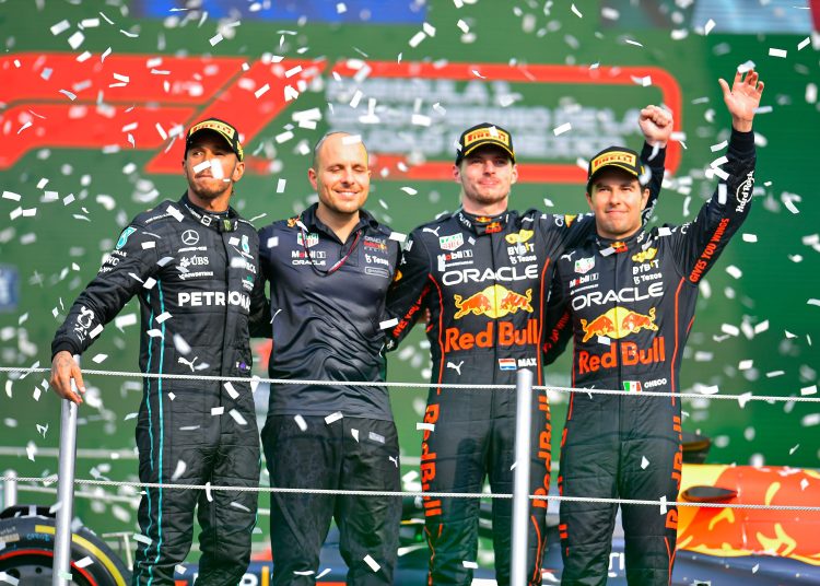 (L-R), Lewis Hamilton of Great Britain (N-44) Mercedes AMG Petronas F1 Team W13 Second Place, Max Verstappen of Netherlands (N-1) Oracle Red Bull Racing RB18 first place, Sergio Perez of Mexico (N-11) Oracle Red Bull Racing RB18 Third Place during Race to the Formula 1 Grand Prix of Mexico 2022, at Autodromo Hermanos Rodriguez, on October 30, 2022.
(I-D), Lewis Hamilton de Gran Bretana (N-44) Mercedes AMG Petronas F1 Team W13 Segundo Lugar, Max Verstappen de Holanda (N-1) Oracle Red Bull Racing RB18 primer lugar , Sergio Perez de Mexico (N-11) Oracle Red Bull Racing RB18 Tercer Lugar durante la Carrera al Gran Premio de Formula 1 de Mexico 2022, en el Autodromo Hermanos Rodriguez, el 30 de octubre de 2022.