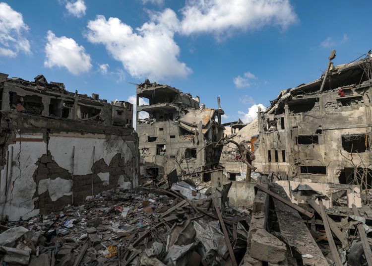 -FOTODELDÍA- GAZA, 16/10/2023.- Casas destruidas tras un bombardeo israelí en el este de la ciudad de Gaza, este lunes. Israel advirtió a los ciudadanos de Gaza de que debían desplazarse al sur de la franja antes del inicio de lo que se espera sea una invasión terrestre. Más de 2750 palestinos y 1300 israelíes han fallecido según datos oficiales de ambas partes desde el pasado 7 de octubre, momento en el que Hamas comenzó un ataque en territorio israelí. EFE/EPA/MOHAMMED SABER