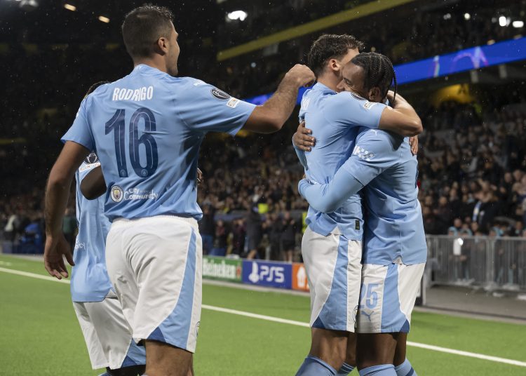 Bern (Switzerland), 25/10/2023.- Manchester City's Manuel Akanji (R) celebrates with his teammates after scoring the 1-0 goal during the UEFA Champions League group G soccer match between BSC Young Boys and Manchester City, in Bern, Switzerland, 25 October 2023. (Liga de Campeones, Suiza) EFE/EPA/ANTHONY ANEX