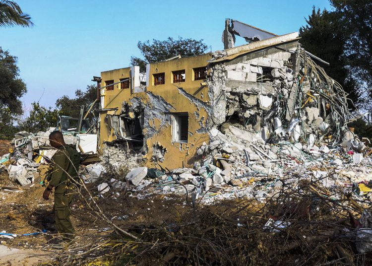Be'eri (Israel), 17/10/2023.- A destroyed house during a guided visit of the media to the destroyed Be'eri Kibbutz, Israel, 17th October 2023, which was attacked by Hamas on 07 October. Israel has warned all citizens of the Gaza Strip to move to the south ahead of an expected invasion. More than 3,000 Palestinians and 1,400 Israelis have been killed according to the Israel Defense Forces (IDF) and Palestinian Health Ministry, after Hamas militants launched an attack against Israel from the Gaza Strip on 07 October. (Kibutz) EFE/EPA/MANUEL DE ALMEIDA
