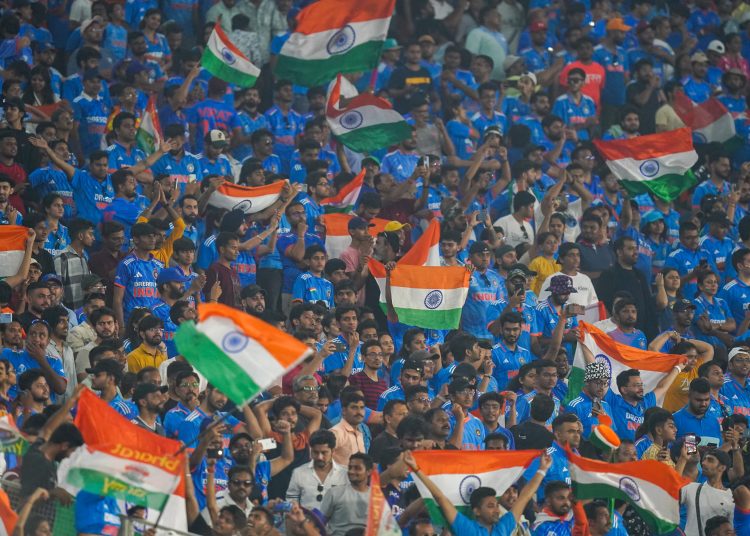 Ahmedabad (India), 13/10/2023.- Supporters of India celebrate winning the ICC Men's Cricket World Cup match between India and Pakistan at Narendra Modi Stadium in Ahmedabad, India, 14 October 2023. EFE/EPA/DIVYAKANT SOLANKI