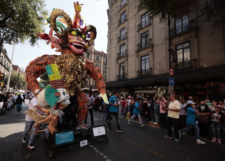 MEX8775. CIUDAD DE MÉXICO (MÉXICO), 21/10/2023.- Fotografía de alebrijes monumentales durante un desfile organizado por el Museo de Arte Popular, como antesala a la celebración del Día de Muertos, hoy en Ciudad de México (México). Las festividades por el próximo Día de Muertos iniciaron este sábado en Ciudad de México con un desfile de 200 alebrijes, figuras artesanales de animales fantásticos que se han asociado en años recientes con esta celebración. EFE/José Méndez