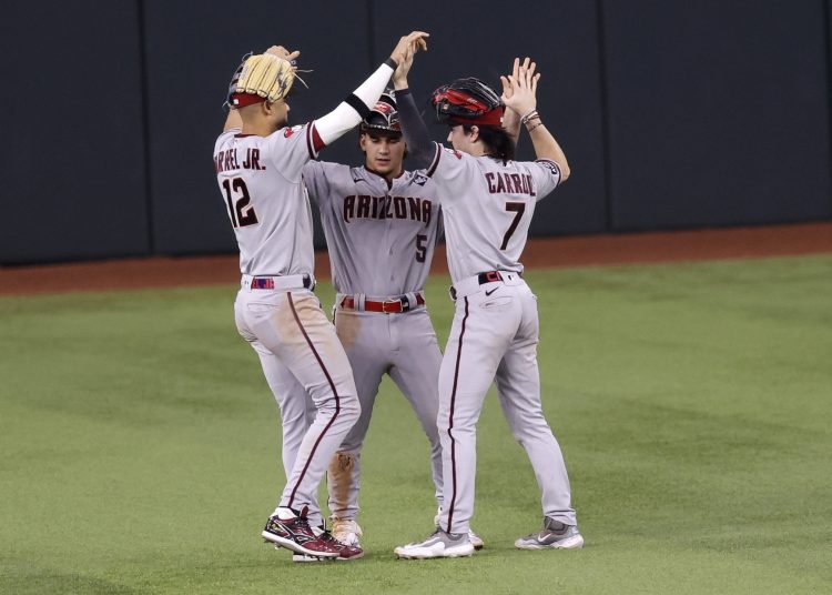 Arlington (United States), 29/10/2023.- (L-R) Arizona Diamondbacks' left fielder Lourdes Gurriel Jr., center fielder Alek Thomas, and right fielder Corbin Carroll react after winning game two of the Major League Baseball (MLB) World Series between the Texas Rangers and the Arizona Diamondbacks at Globe Life Field in Arlington, Texas, USA 28 October 2023. The World Series is the best-of-seven games. EFE/EPA/John G. Mabanglo