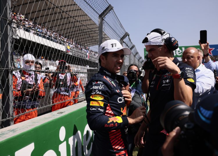 . CIUDAD DE MÉXICO (MÉXICO), 29/10/2023.- El mexicano Sergio Pérez de Red Bull Racing se prepara para competir hoy, en el Gran Premio de México de Fórmula 1, en el autódromo Hermanos Rodríguez en Ciudad de México (México). EFE/ Jose Mendez