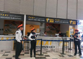Cerrados accesos 1 y 2 de la terminal 1 del AICM por desalojo de taxistas