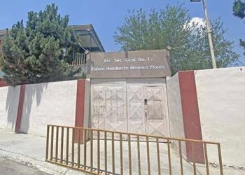 Estudiante de secundaria agrede a maestra con arma blanca