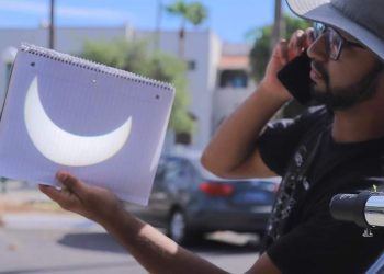 Personas de todas las edades disfrutan eclipse solar en Sonora