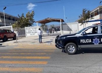 Muere maestra frente a estudiantes, cae de las escaleras