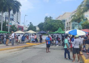 Bloquean La Diana prestadores de servicios turísticos en Acapulco