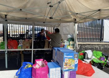 Capitalinos acuden al centro de acopio de la UNAM para donar vivieres tras los estragos por el paso del huracán Otis