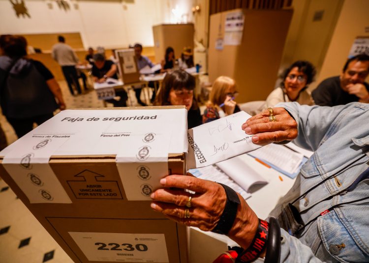 AME9365. BUENOS AIRES (ARGENTINA), 22/10/2023.- Ciudadanos votan en las elecciones generales hoy, en Buenos Aires (Argentina). Unos 35,4 millones de argentinos están convocados para, además de elegir presidente y vicepresidente, renovar 130 de los 257 escaños de la Cámara de Diputados y 24 de los 72 del Senado, y designar 43 representantes argentinos para el Parlamento del Mercosur (Parlasur, cuerpo legislativo del bloque integrado por Argentina, Brasil, Paraguay y Uruguay). EFE/ Juan Ignacio Roncoroni