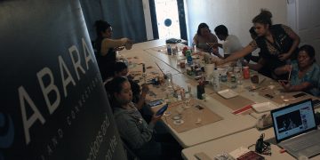 ONG enseñan a migrantes en frontera norte de México a elaborar artesanías para subsistir