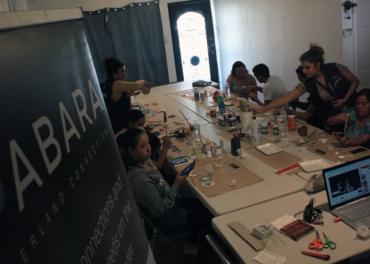 MEX9773. CIUDAD JUÁREZ (MÉXICO), 29/10/2023.- Un grupo de mujeres migrantes realizan manualidades artesanales, el 27 de octubre de 2023, en Ciudad Juárez, Chihuahua (México). Para paliar, de alguna manera, el estrés que genera la larga espera de documentos migratorios, organizaciones civiles enseñan a los migrantes varados frontera norte de México y que intenta llegar a Estados Unidos, la elaboración de artesanías para que adquieran un oficio para subsistir en un futuro y de paso mejorar su salud mental. EFE/ Luis Torres