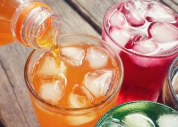 Bebidas azucaradas y light en exhibición en un supermercado mexicano.