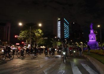 Realizan paseo nocturno por Día de Muertos