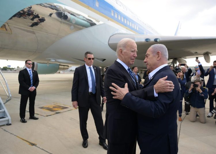 Tel Aviv (Israel), 18/10/2023.- A handout photo made available by Israel's Government Press Office (GPO) shows Israeli Prime Minister Benjamin Netanyahu (R) welcoming US President Joe Biden to Israel, at Ben-Gurion International Airport 18 October 2023. Biden has arrived in Israel to express his solidarity and discuss war plans with its leaders. EFE/EPA/GPO/Avi Ohion HANDOUT HANDOUT EDITORIAL USE ONLY/NO SALES HANDOUT EDITORIAL USE ONLY/NO SALES HANDOUT EDITORIAL USE ONLY/NO SALES