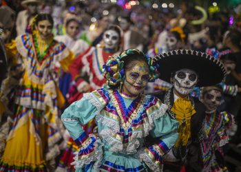 Catrinas desfilan por calles del centro de la CDMX