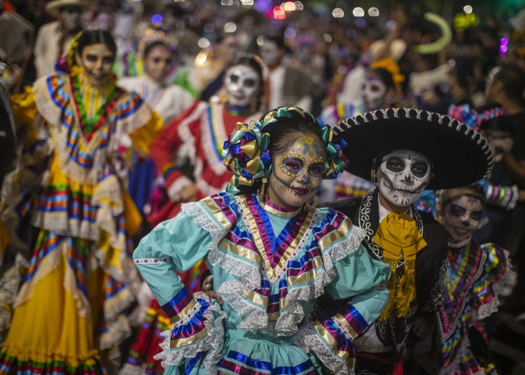 MEX9040.CIUDAD DE MÉXICO (MÉXICO), 22/10/2023.- Personas caracterizadas de Catrinas participan en la Procesión de Catrinas como parte de las celebraciones por el Día de Muertos, en Ciudad de México (México).Decenas de miles de mexicanos y turistas presenciaron este domingo la "Mega Procesión de las Catrinas", un desfile de esqueletos en Ciudad de México que sirve como antesala del Día de Muertos. EFE/Isaac Esquivel