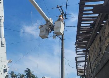 Cientos de colonias continúan sin energía eléctrica, mientras que CFE asegura que hay un 58 por ciento de luz en Acapulco