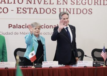 México promete a EU combatir el fentanilo y le pide frenar el tráfico de armas