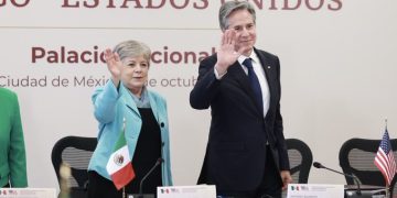 México promete a EU combatir el fentanilo y le pide frenar el tráfico de armas