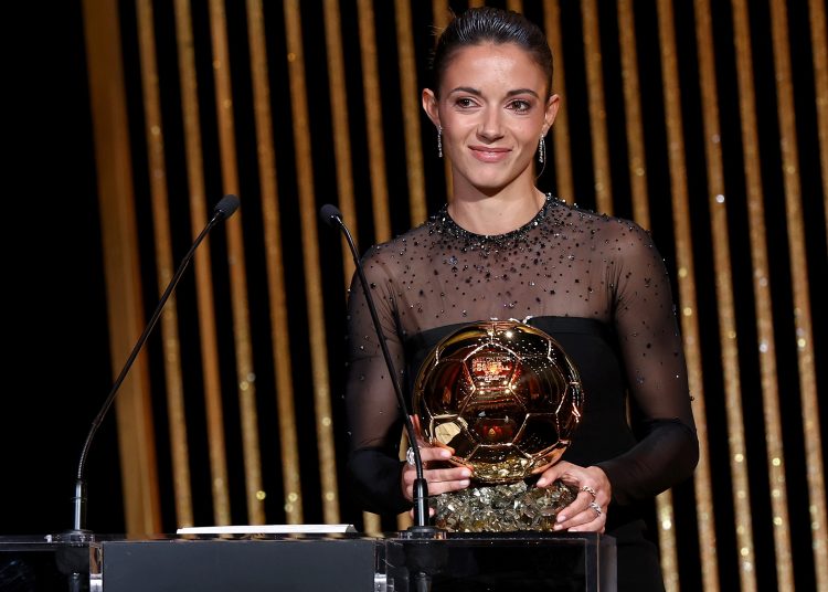 Paris (France), 30/10/2023.- Spanish international and Barcelona player Aitana Bonmati wins the Ballon d'Or Feminin for best female player during the Ballon d'Or 2023 ceremony at the Theatre du Chatelet in Paris, France, 30 October 2023. (Francia) EFE/EPA/MOHAMMED BADRA