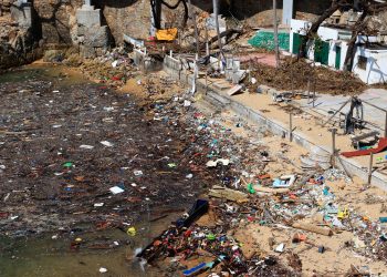 Siguen los cerros de basura, escombros y todo lo que arrastró Otis en Acapulco