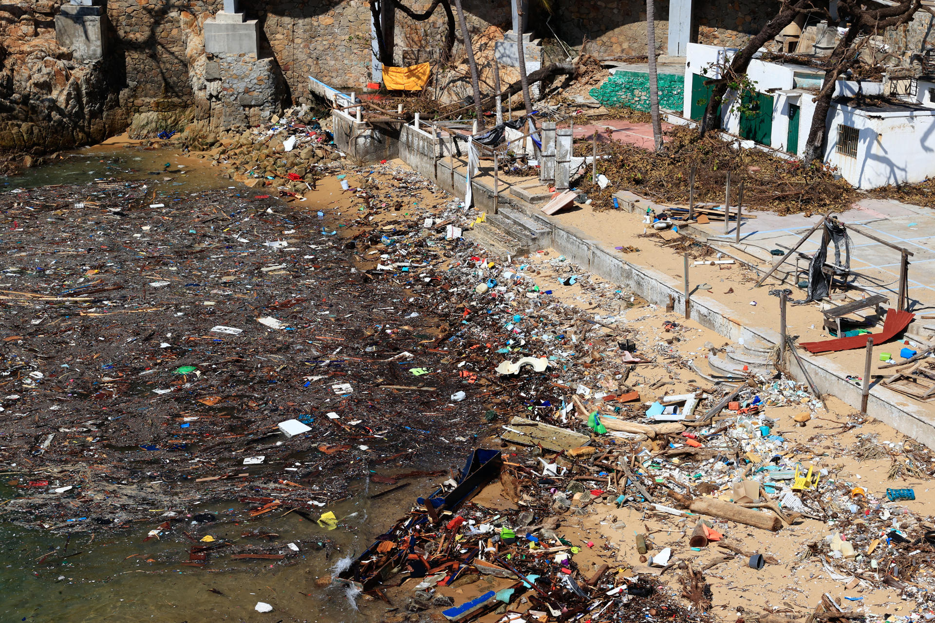 Siguen los cerros de basura, escombros y todo lo que arrastró Otis en  Acapulco - Enfoque Noticias