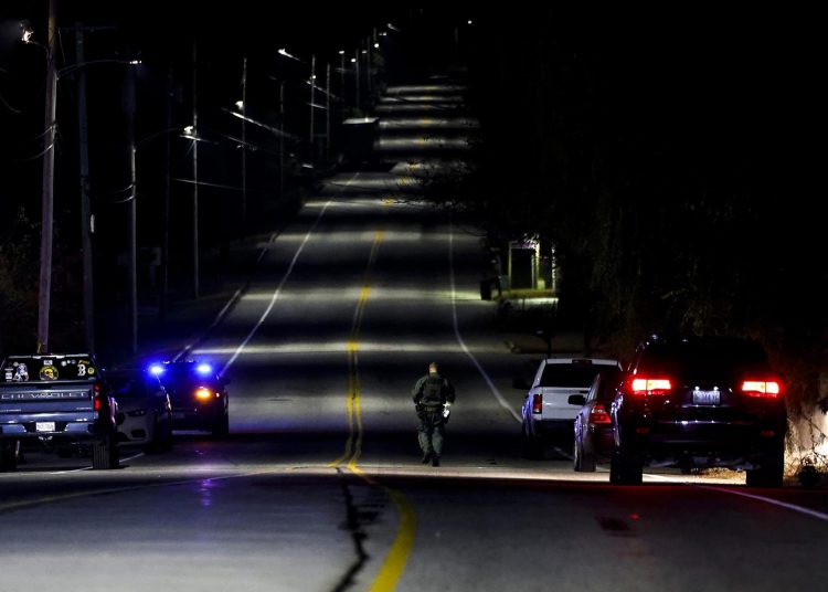 -FOTODELDIA- Lewiston (EstadosUnidos), 26/10/2023.- Un policía se dirige al bar Schemengees donde un individuo abrió fuego anoche en la localidad de Lewiston (Estados Unidos). Al menos una veintena de personas han muerto en un par de tiroteos en la ciudad de Lewiston, en el estado de Maine (EE.UU.) mientras el sospechoso se encuentra aún a la fuga, según medios estadounidenses, que citan a fuentes policiales. EFE/ Cj Gunther