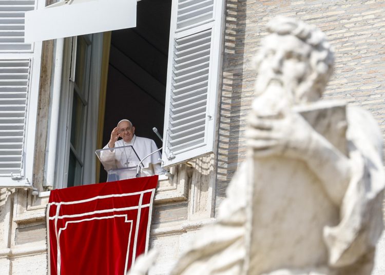 Ciudad del Vaticano (Santa Sede), 15/10/2023.- El Papa Francisco dirige el rezo del Ángelus desde la ventana de su despacho que da a la Plaza de San Pedro en la Ciudad del Vaticano, este domingo.- EFE/ FABIO FRUSTACI
