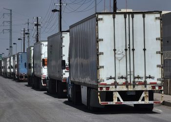 Canacar calcula pérdidas de hasta mil 900 mdd por freno en flujo de camiones en frontera con EU