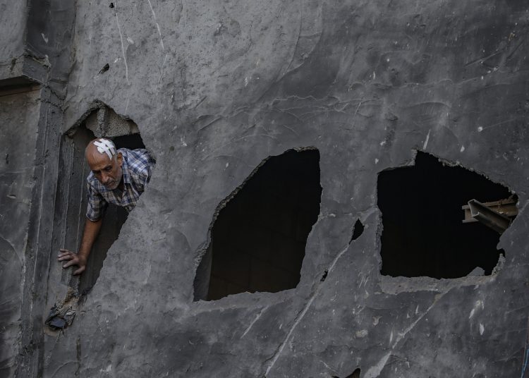 -FOTODELDÍA- GAZA, 20/10/2023.- Un hombre herido inspecciona los daños en la iglesia ortodoxa griega San Porphyrio tras ser atacada aéreamente en Gaza este viernes. Al menos 18 personas han sido asesinadas, según las autoridades palestinas en Gaza. EFE/ Mohammad Saber