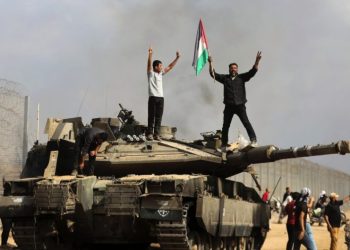 Fotografía de representantes de Israel y Hamás durante negociaciones de alto al fuego, o imágenes humanitarias de la ayuda entrando a Gaza.
