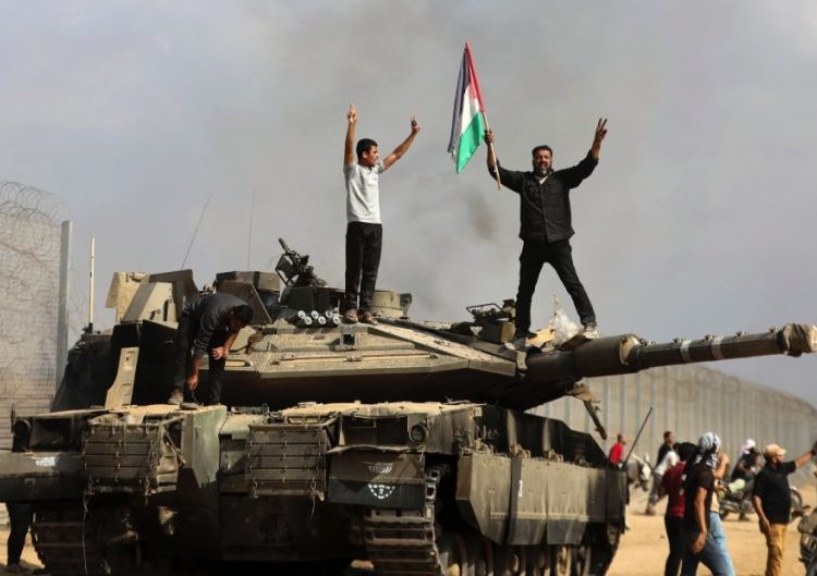 Fotografía de representantes de Israel y Hamás durante negociaciones de alto al fuego, o imágenes humanitarias de la ayuda entrando a Gaza.