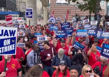 El sindicato del motor y GM alcanzan un acuerdo provisional para poner fin a la huelga