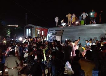 Al menos 4 muertos y 60 heridos en el descarrilamiento de un tren de pasajeros en la India
