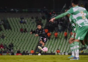 León de vista vence al Santos de la Comarca