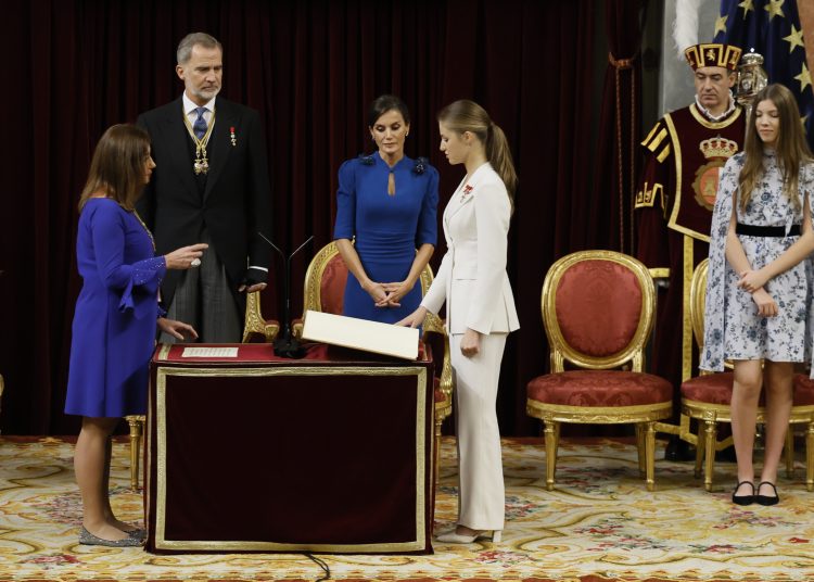 MADRID, 31/10/2023.- La princesa Leonor juró este martes la Constitución española, en el día en que cumple 18 años, la mayoría de edad en España, lo que la legitima como futura reina. Leonor de Borbón pronunció el juramento de acatamiento de la Constitución y fidelidad al rey, su padre Felipe VI, en un acto solemne ante las Cortes Generales, el Parlamento español. EFE/ Ballesteros POOL