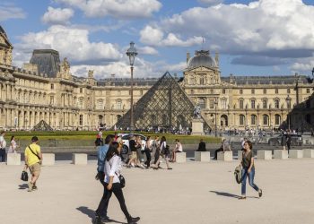 Museo Louvre y Palacio de Versalles reabren tras amenaza de bomba